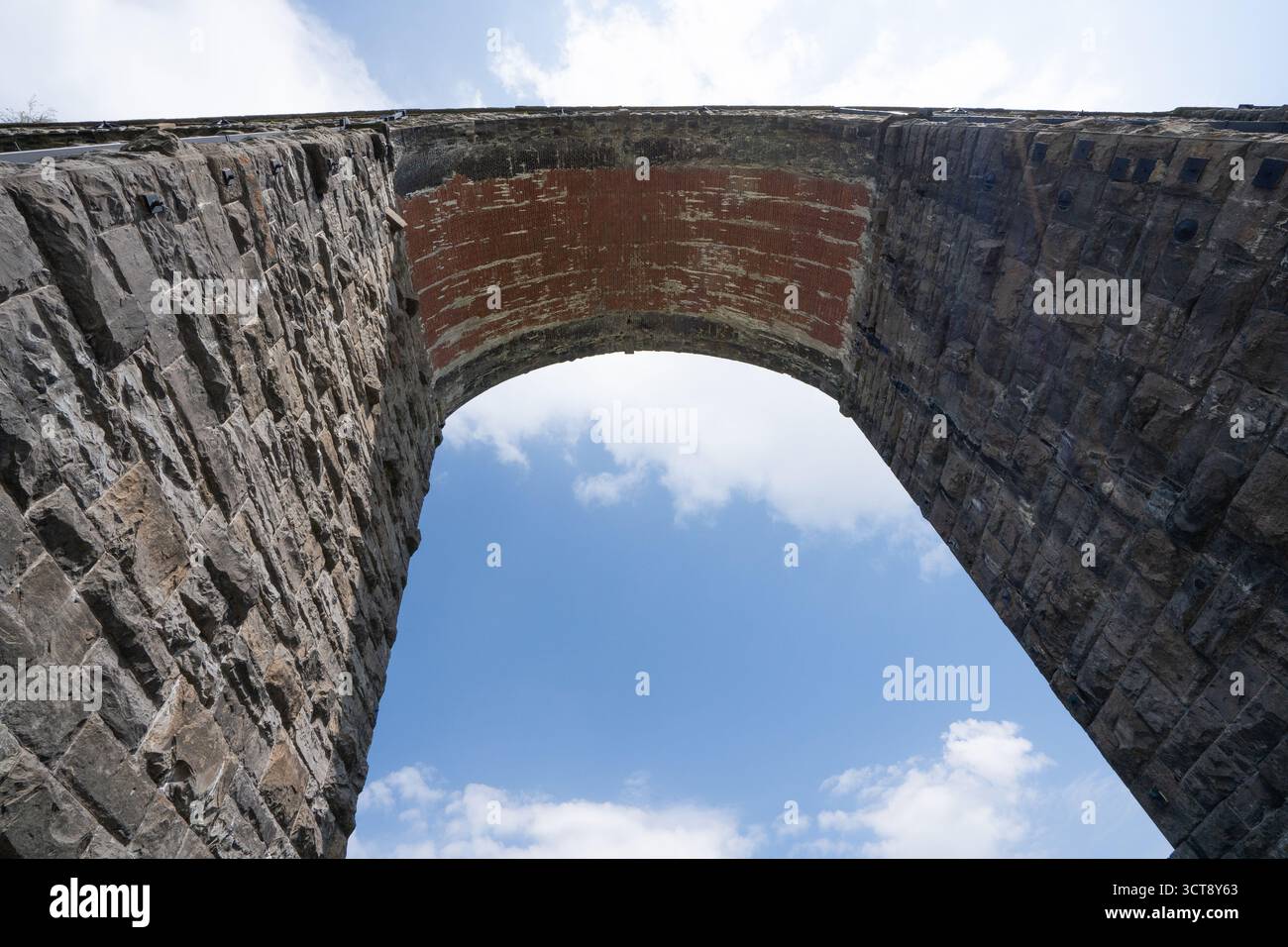 Victorian stone arch bridge hi-res stock photography and images - Alamy