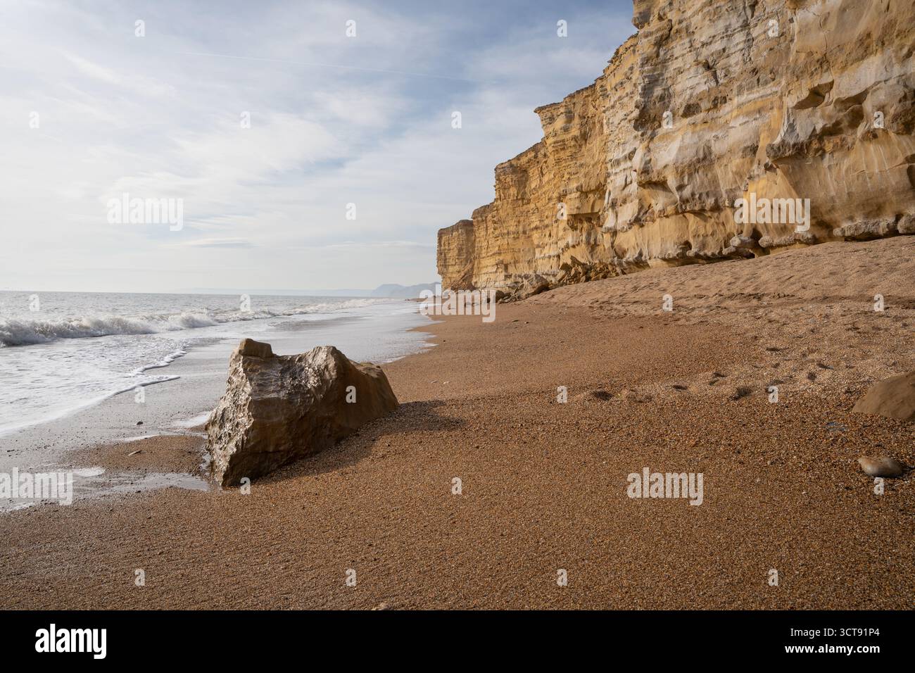 Mod Devon Cliffs Dramatic limestone cliffs and sandy beach on the Devon coast Stock ...
