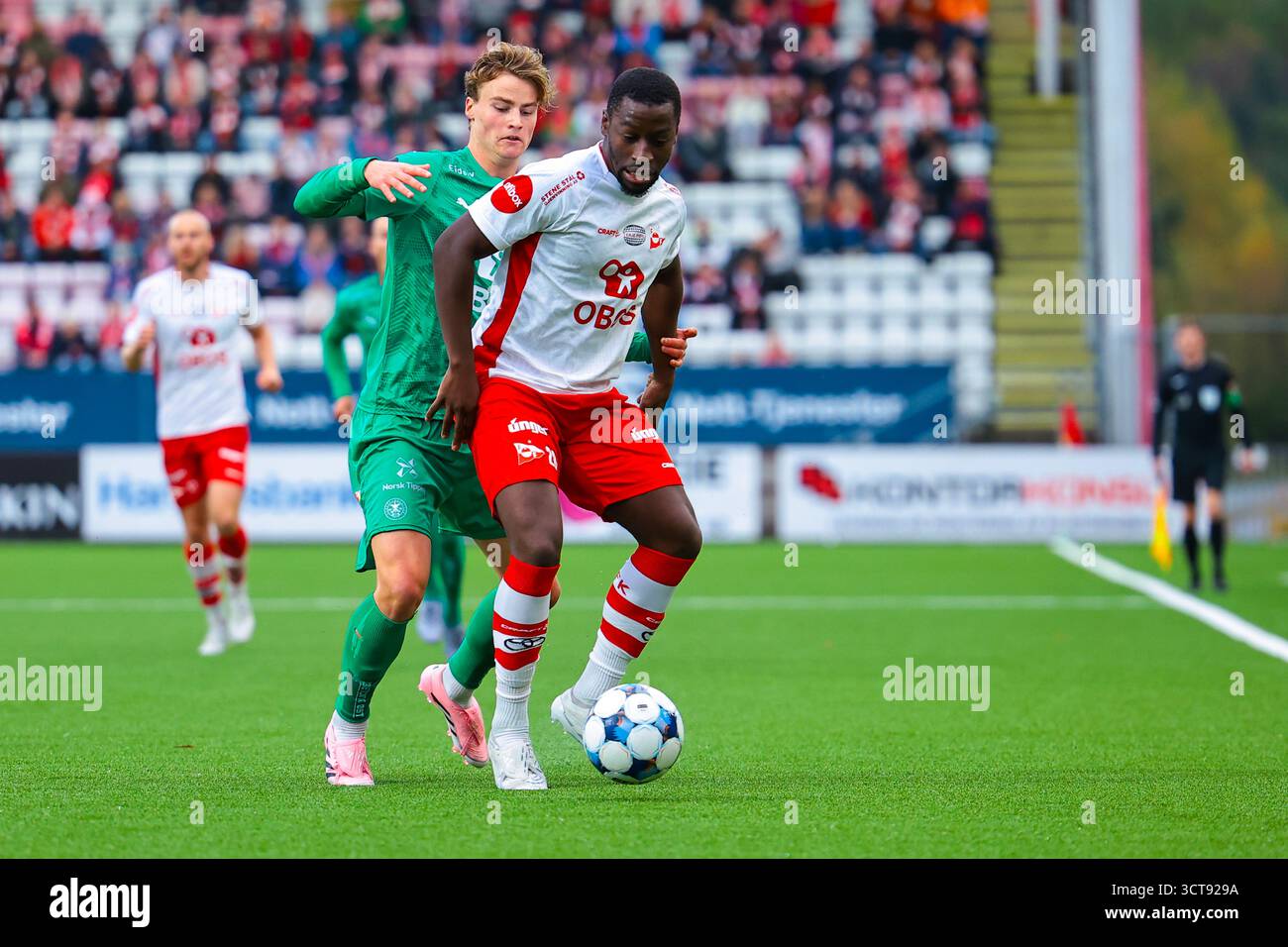 Fredrikstad 20251005. HamKam's William Osnes-Ringen (left) and ...