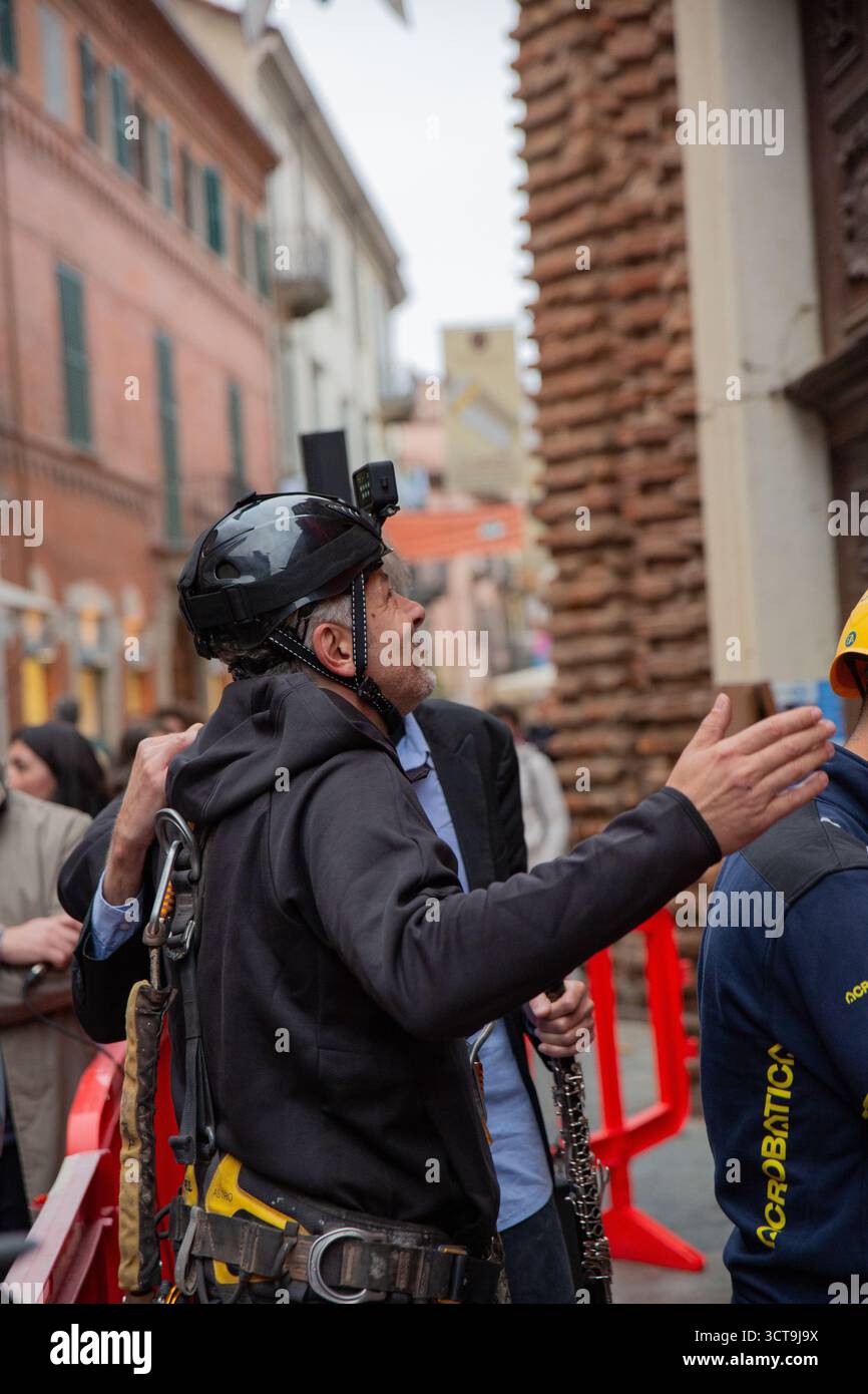 The Acrobatica safety team surrounds Enzo Mastrangelo for a crucial pre-ascent discussion. The conversation, filled with technical jargon and hand ges Stock Photo