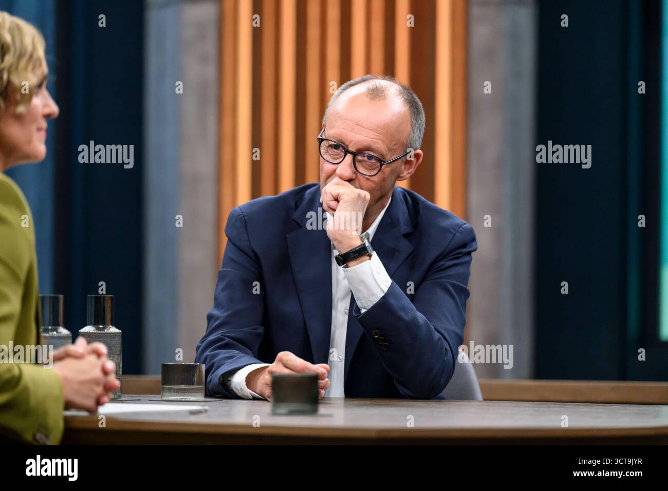 Caren Ruck im Bild v.l.: im Gespraech - Caren Miosga, Bundeskanzler Friedrich Merz ...