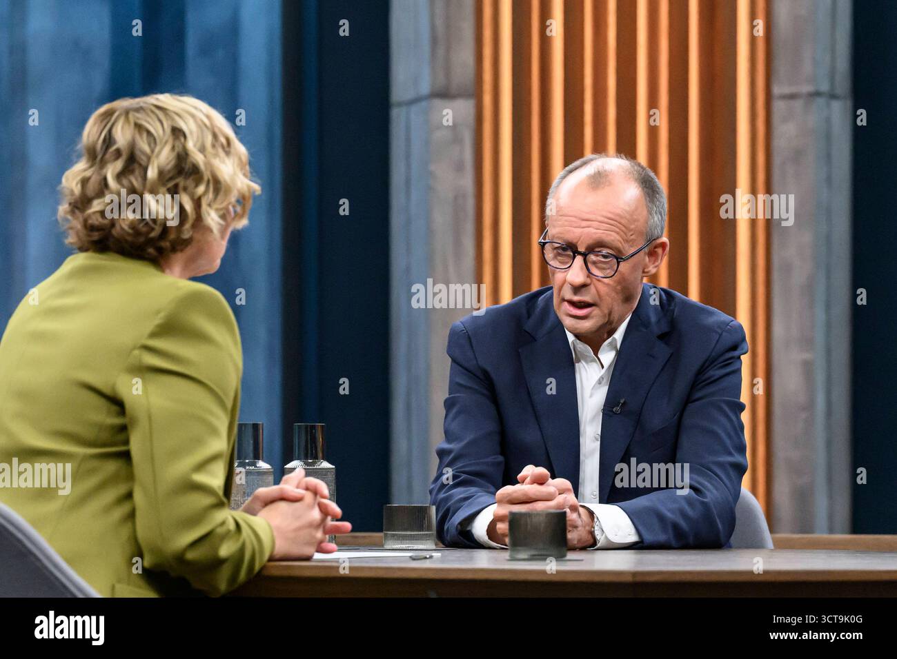 Caren Ruck im Bild v.l.: im Gespraech - Caren Miosga, Bundeskanzler Friedrich Merz ...