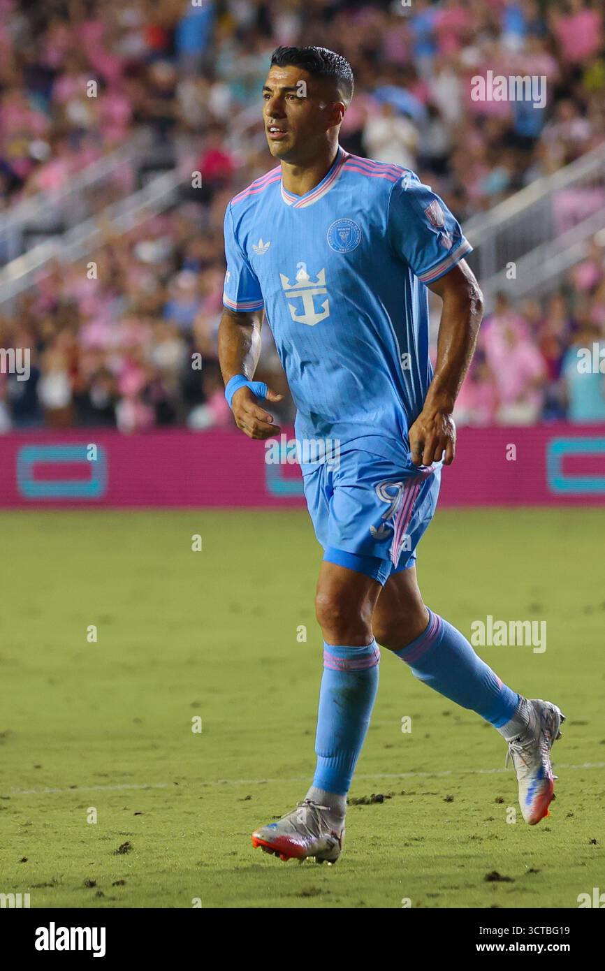 FT. LAUDERDALE, FL - OCTOBER 04: Luis Suárez #9 of Inter Miami CF looks ...