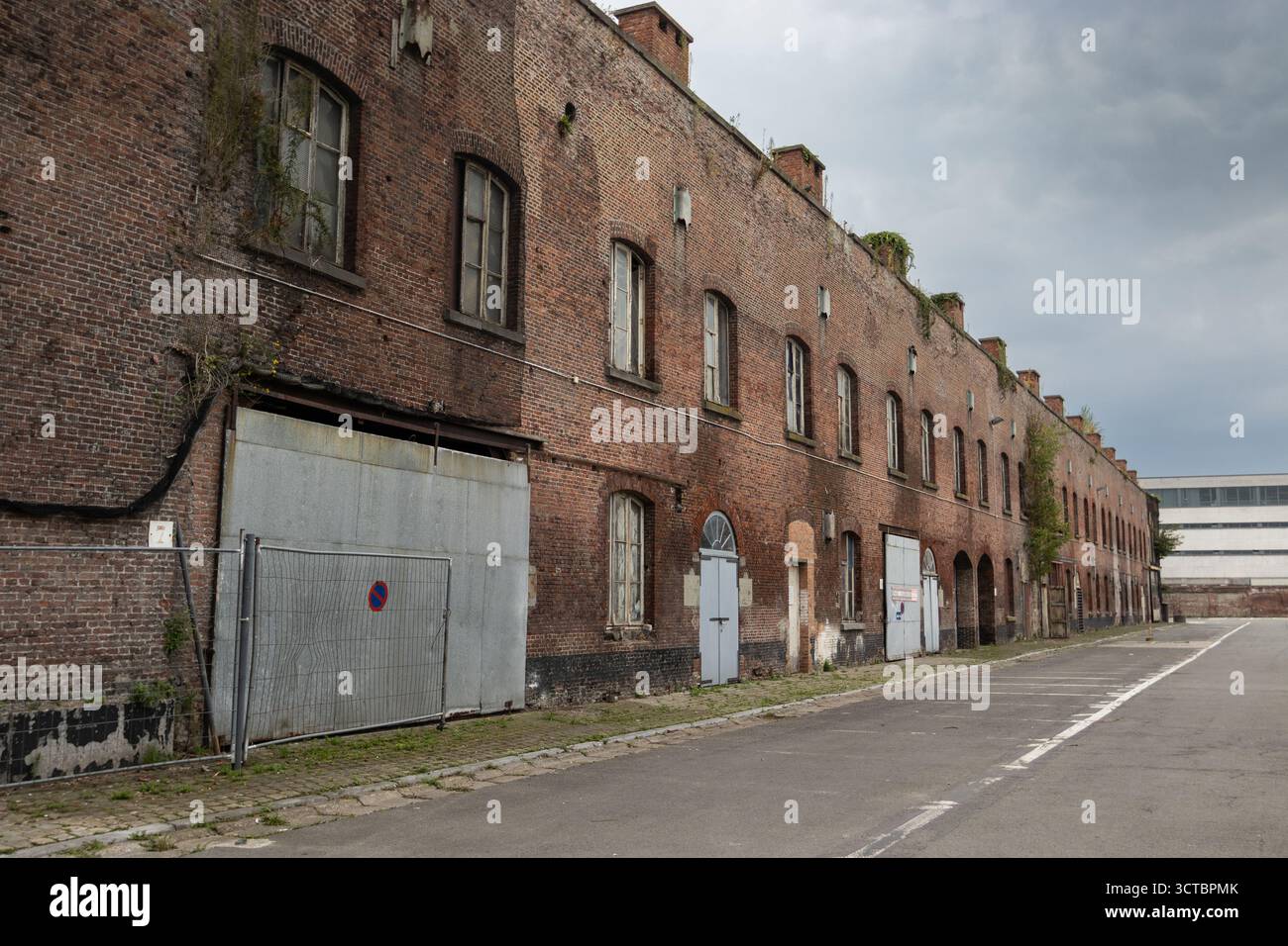 DENDERMONDE, 27 SEPTEMBER 2025: Exterior of the abandoned 19th century barracks 'Hollandse Kazerne' in Dendermonde. Built in 1828 the historic buildin - Stock Image