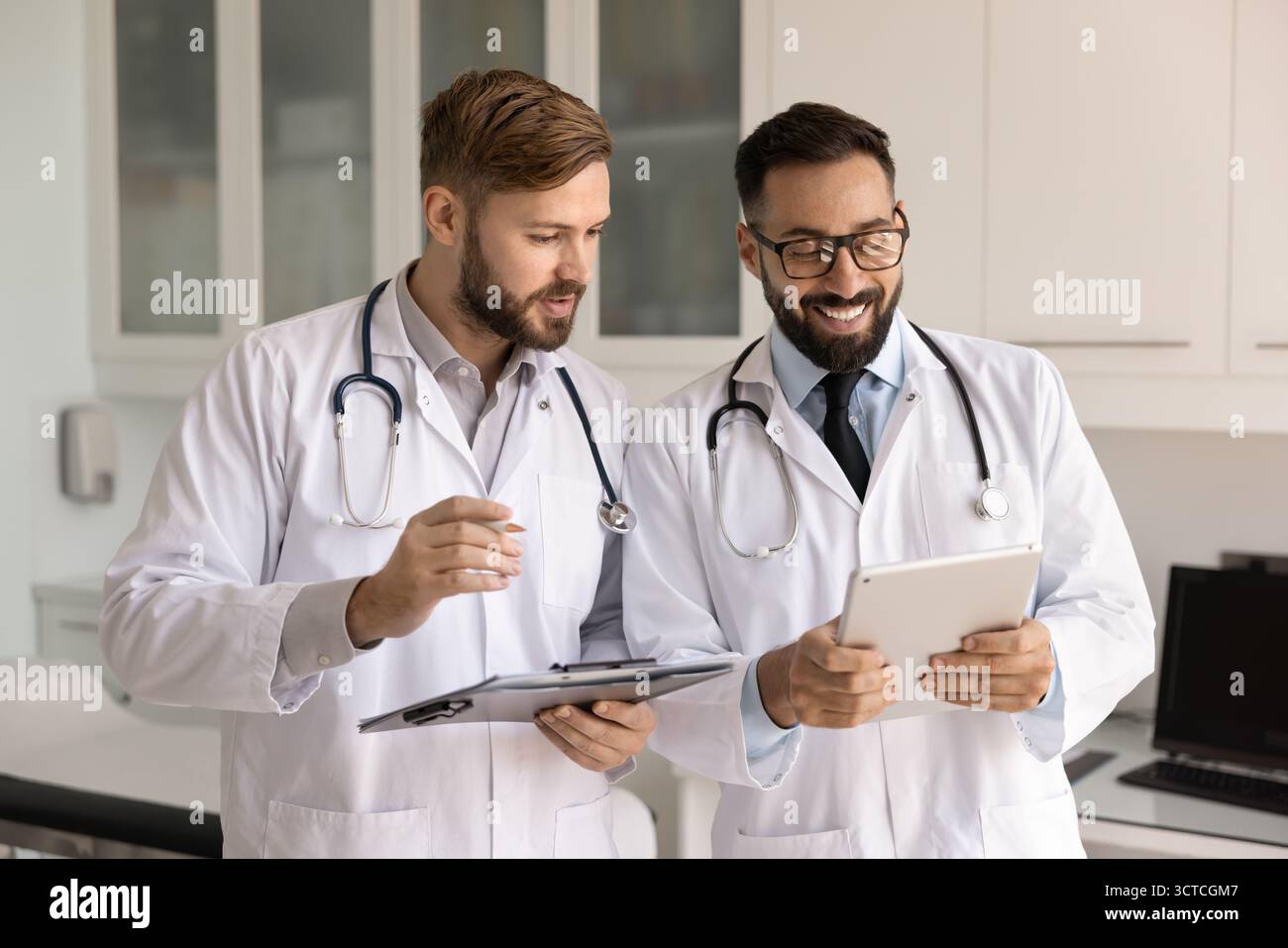 Two doctors wearing lab coats hi-res stock photography and images - Alamy