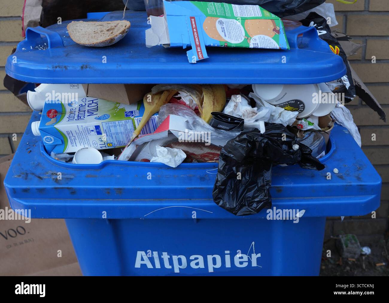 Papiertonne GER, 20250914, Symbolbild, Papiertonne als Restmülltonne ...