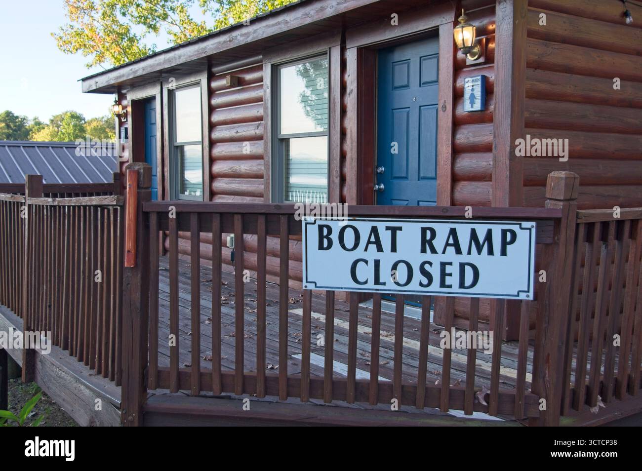 Boat Ramp Closed sign at lakeside marina Stock Photo - Alamy