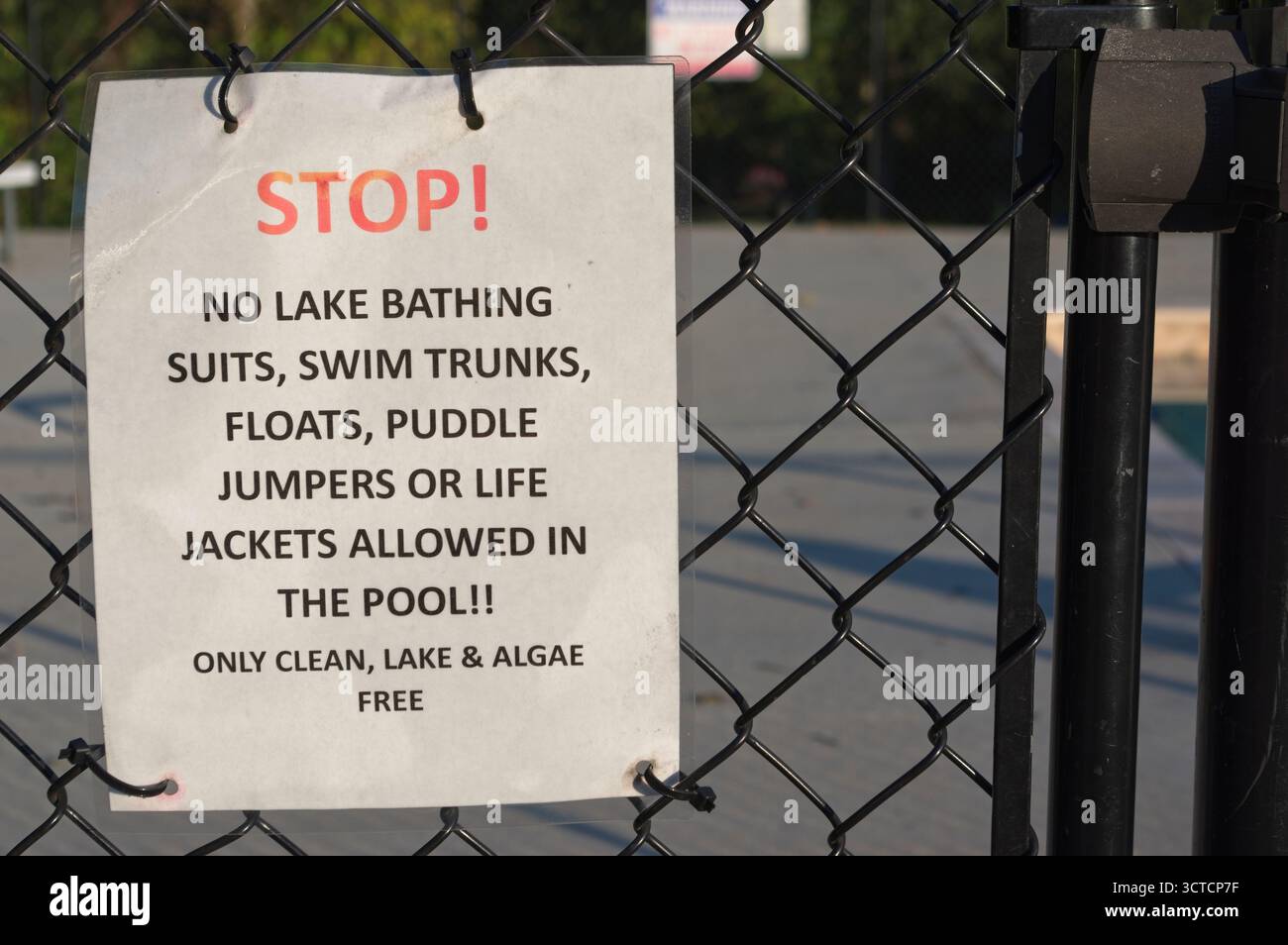 Empty Pool Warning Sign Warning sign for swimming pool Stock Photo - Alamy