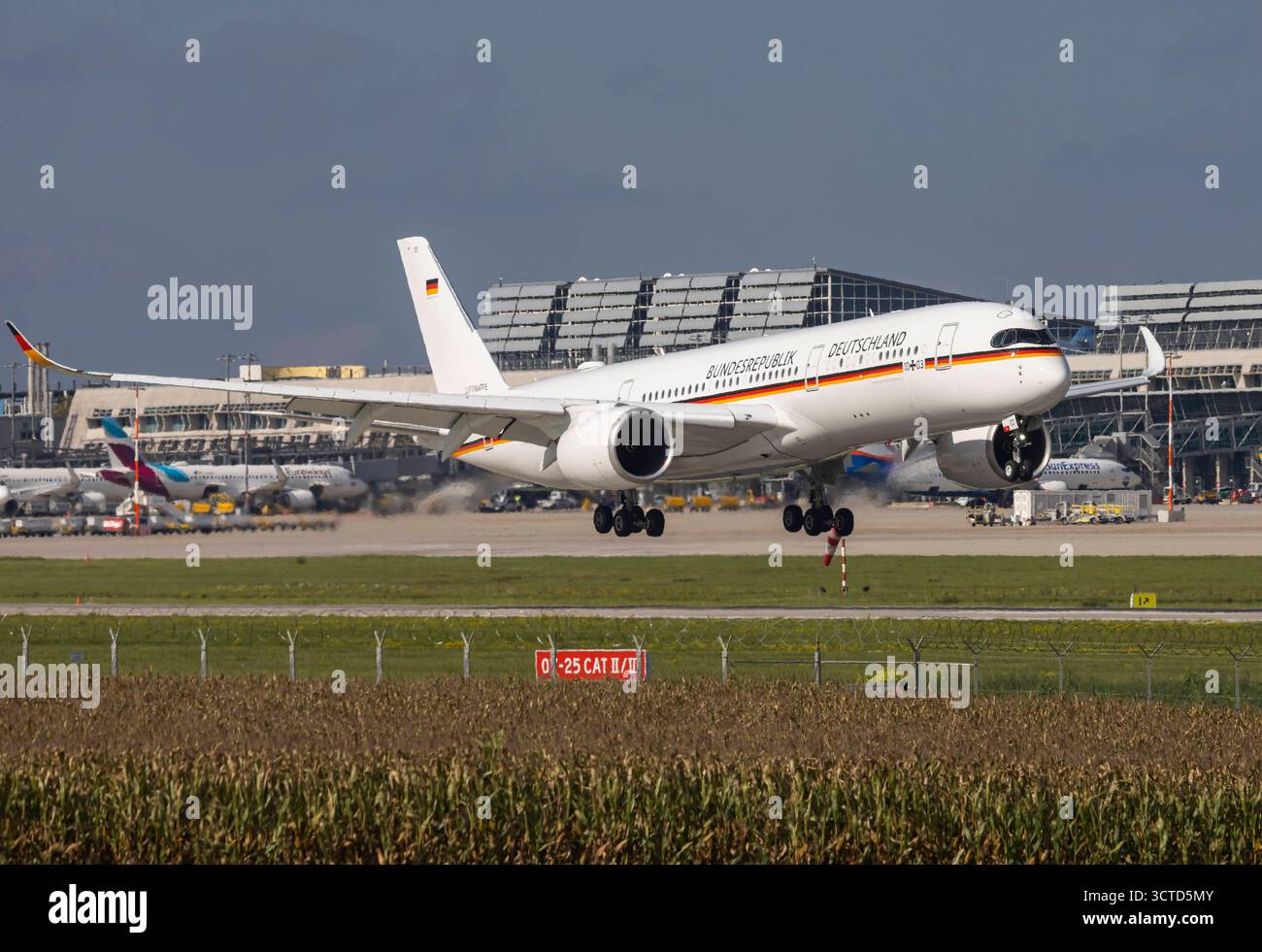 Regierungsflieger im Anflug und bei der landung in Stuttgart ...