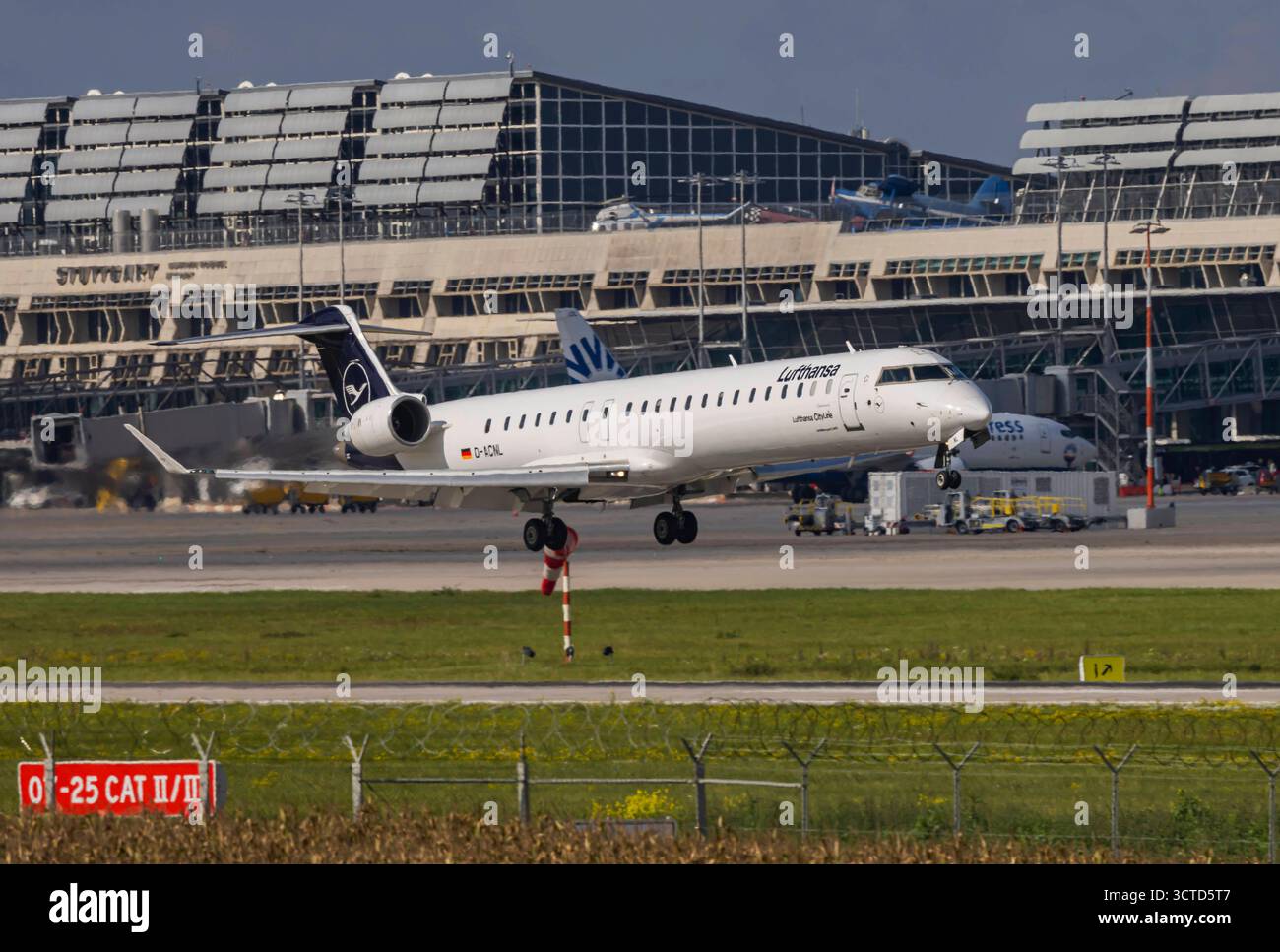 Bombardier crj 10 hi-res stock photography and images - Alamy
