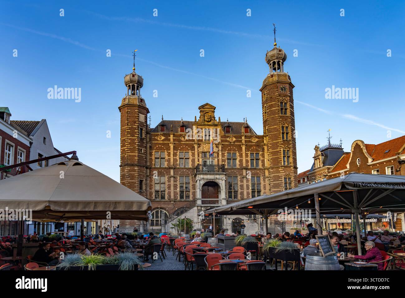 restaurant-und-das-historische-rathaus-auf-dem-markt-in-venlo