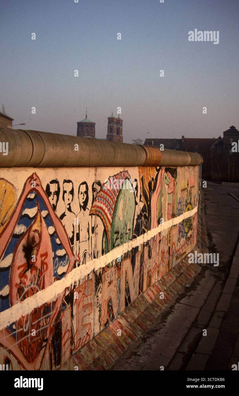 Archivbild 1980er Jahre: die Berliner Mauer / archival image 1980s: the Berlin Wall (nur fuer redaktionelle Verwendung. Keine Werbung. Referenzdatenba Stock Photo