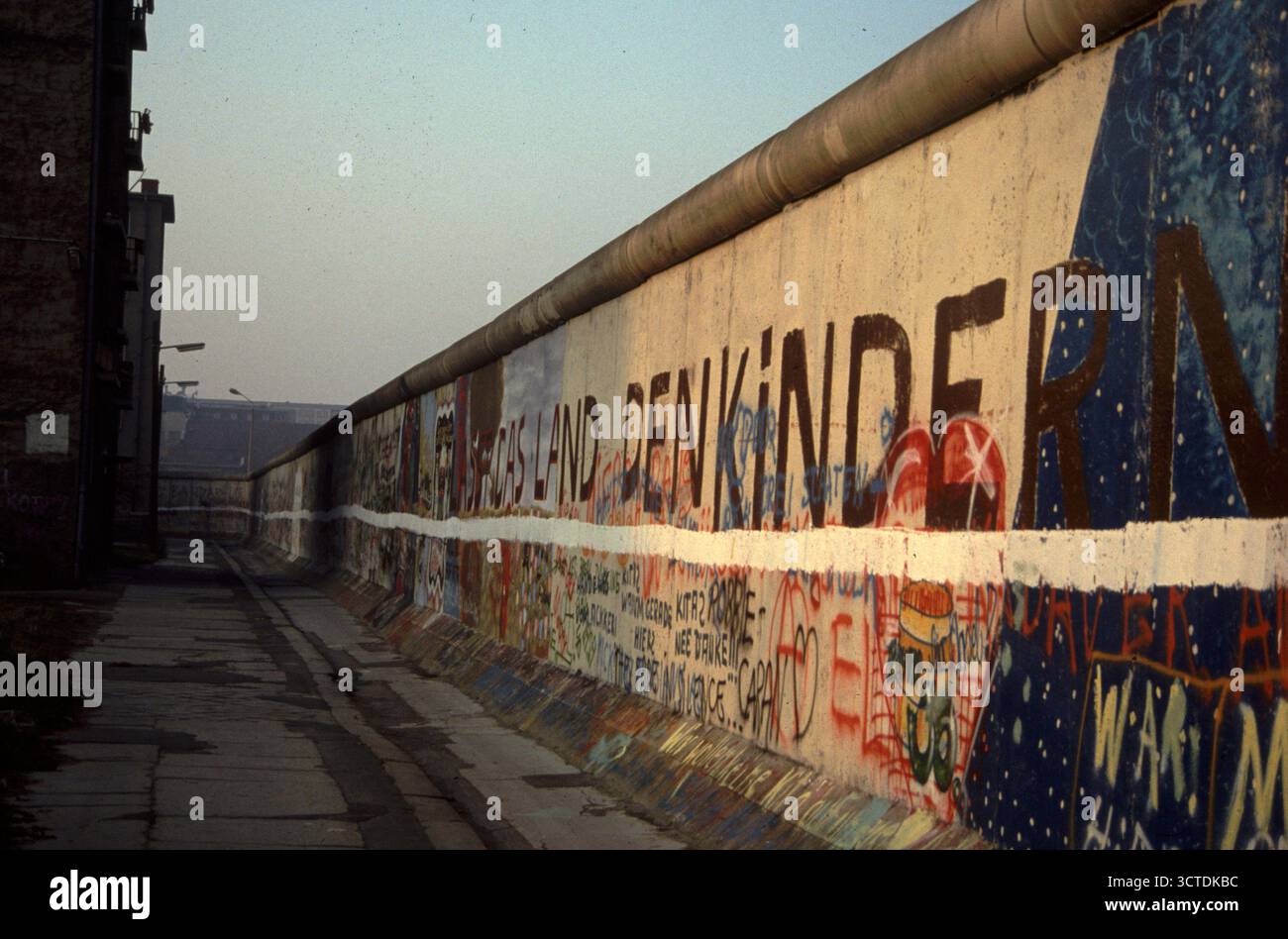 Archivbild 1980er Jahre: die Berliner Mauer / archival image 1980s: the Berlin Wall (nur fuer redaktionelle Verwendung. Keine Werbung. Referenzdatenba Stock Photo