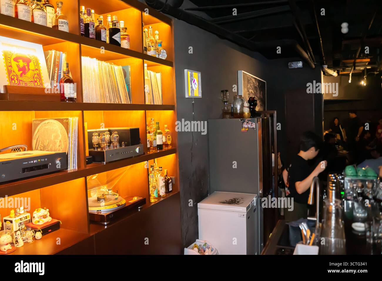 Fat Cat PH, a cocktail bar located in Makati Square, Manila, Philippines. Known for its cozy atmosphere, with a focus on jazz music and art Stock Photo