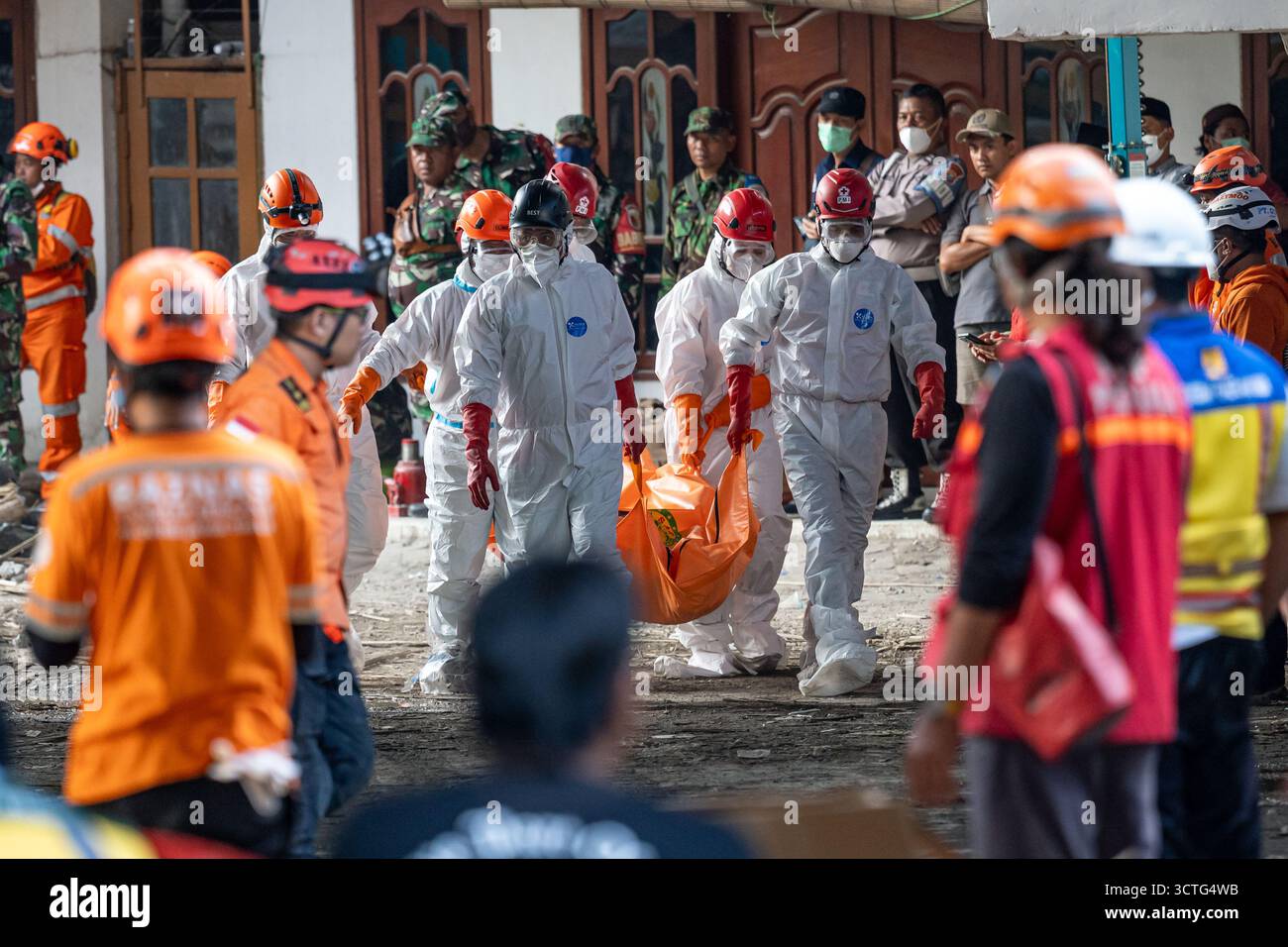 Corpse Disaster Sidoarjo, East Java, Indonesia. 6th Oct, 2025. Rescuers carry a body ...