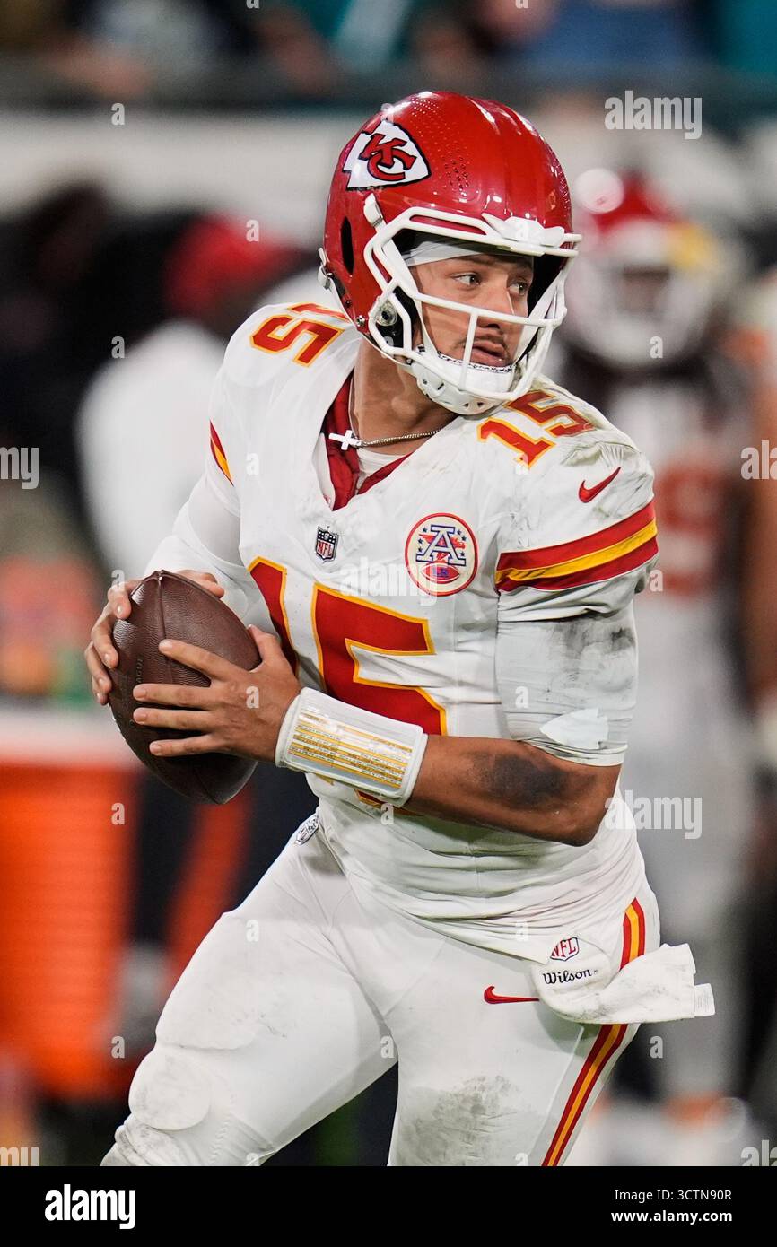 Patrick Infla Kansas City Chiefs quarterback Patrick Mahomes (15) looks for a ...
