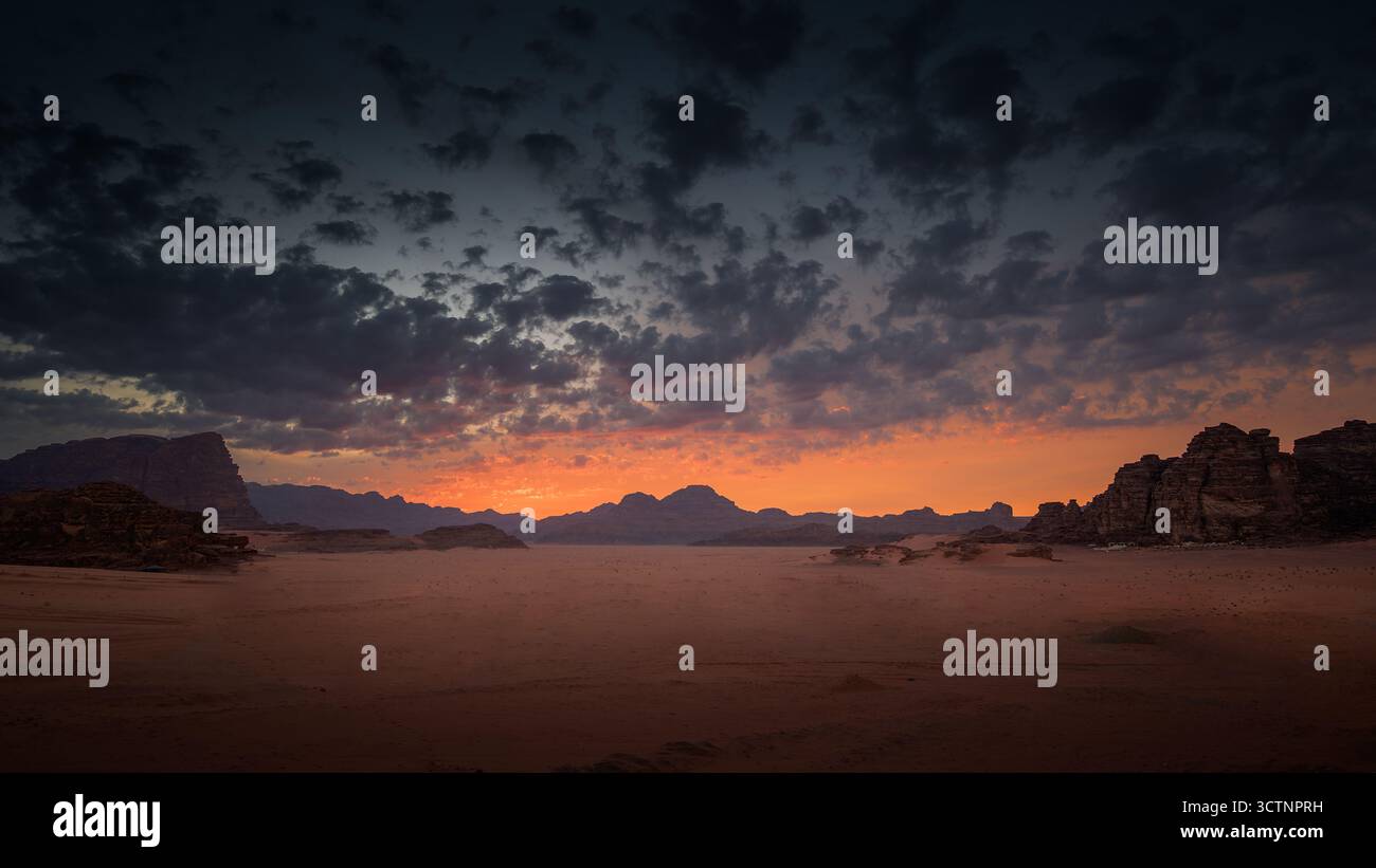 Sky glows dramatic sunset hi-res stock photography and images - Alamy