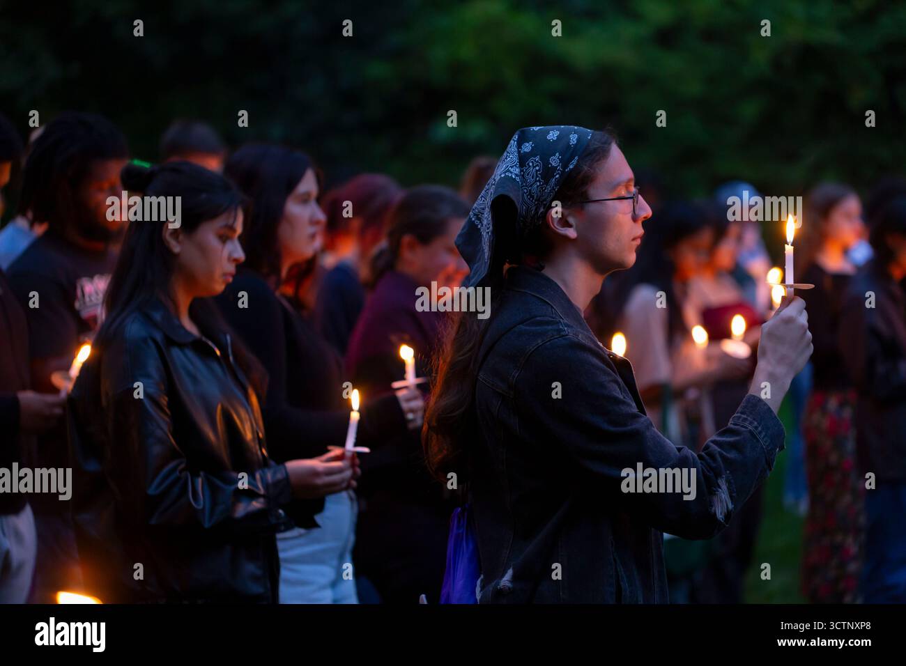 Seattle, Washington, USA. 7th October 2025. Supporters take a moment of silence during a Vigil for Palestine honoring lives lost on the two-year anniversary of Hamas’ Oct. 7 attack at the University of Washington. The vigil and prayer were organized by Zaytoon UW, a Palestinian led organization at the University of Washington. Credit: Paul Christian Gordon/Alamy Live News Stock Photo