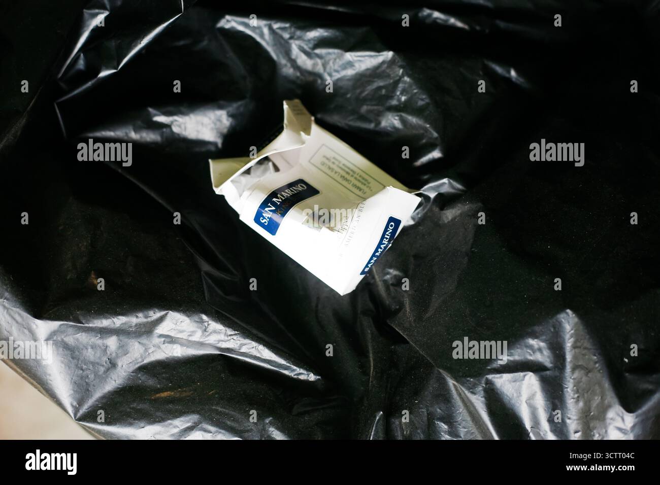 Crumpled cigarette box hi-res stock photography and images