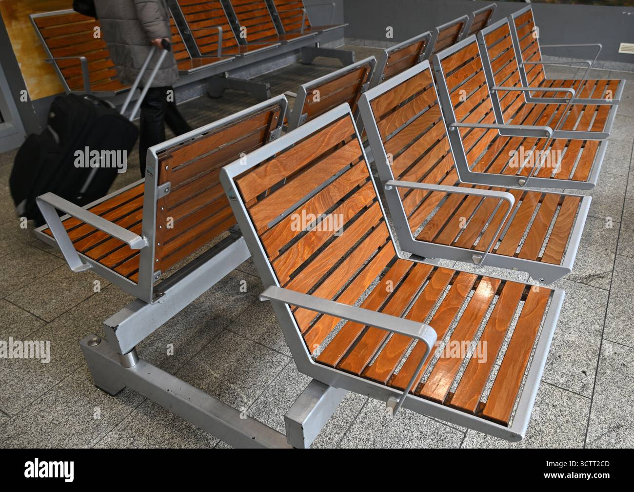 Erfurt, Germany. 08th Oct, 2025. Armrests between the seats of a bench ...