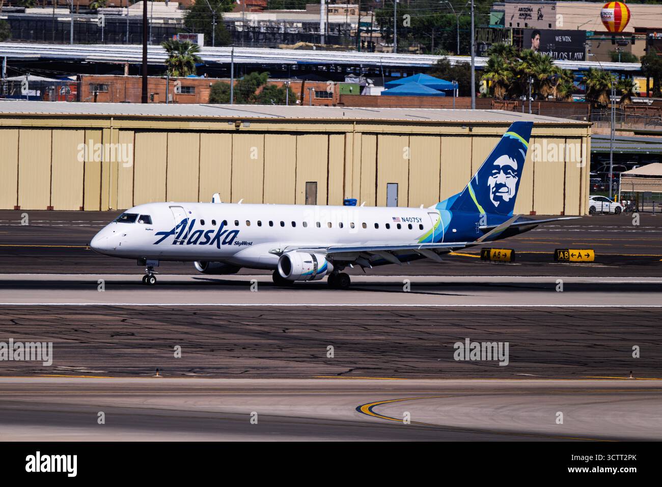 Alaska airlines embraer 175 hi-res stock photography and images