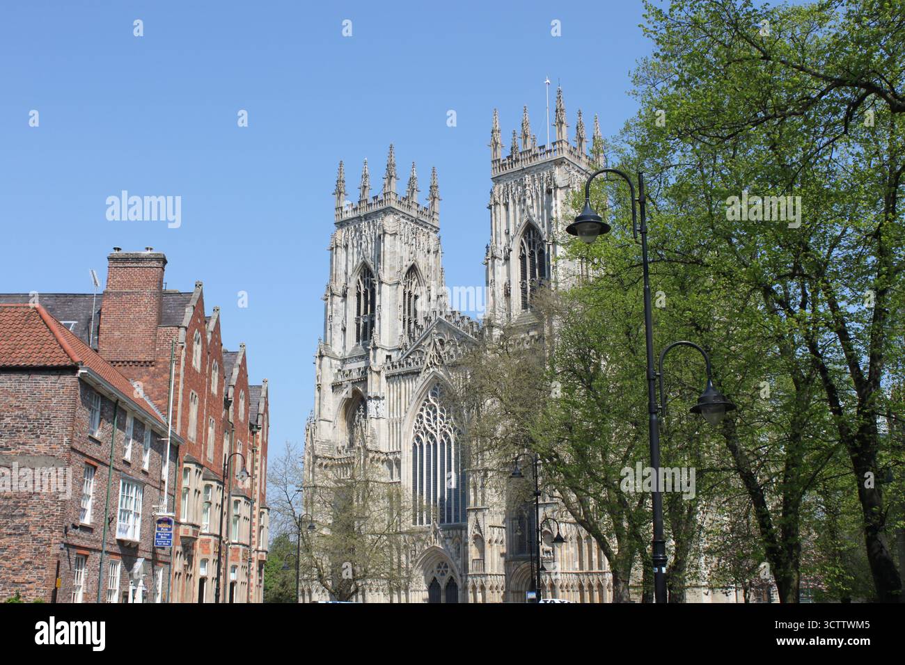 Large ornate stone cathedral entrance hi-res stock photography and ...
