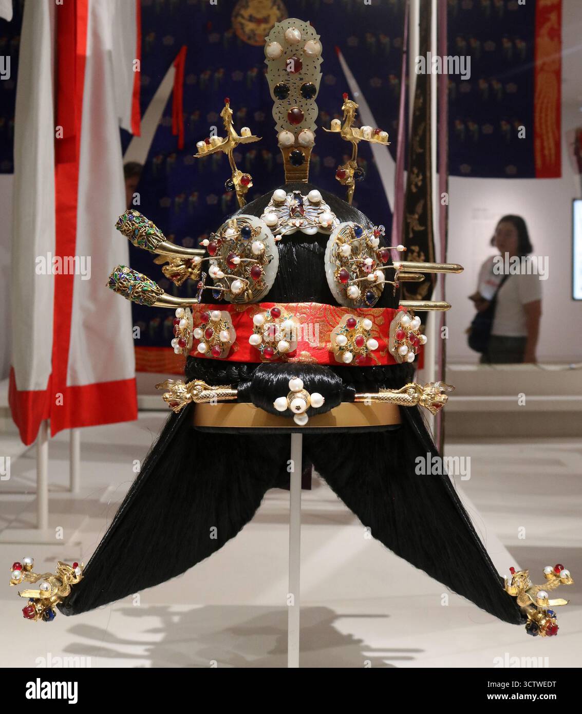 A golden crown hi-res stock photography and images - Page 28 - Alamy