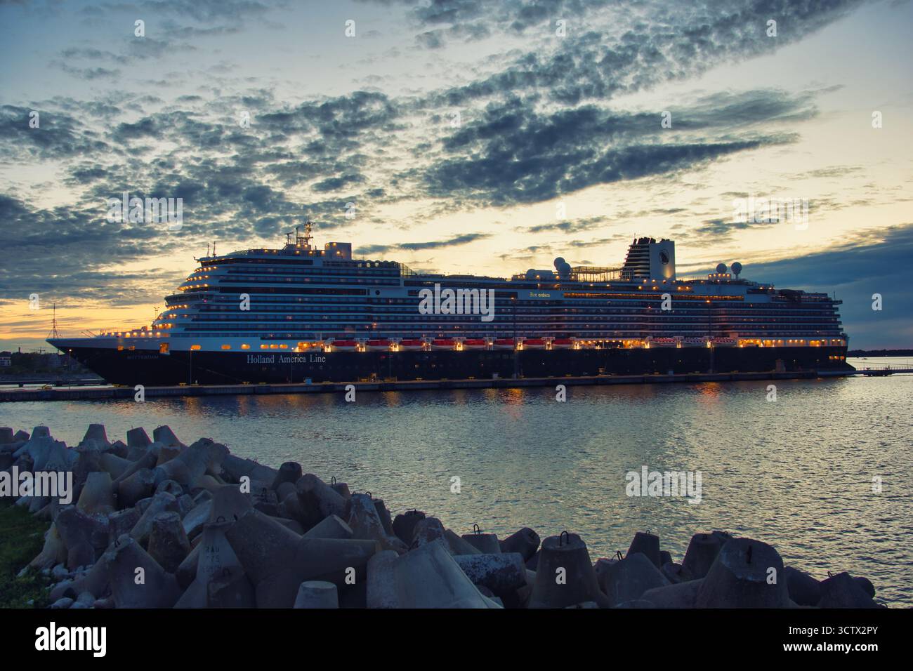 Docked cruise ship sunset hi-res stock photography and images - Alamy