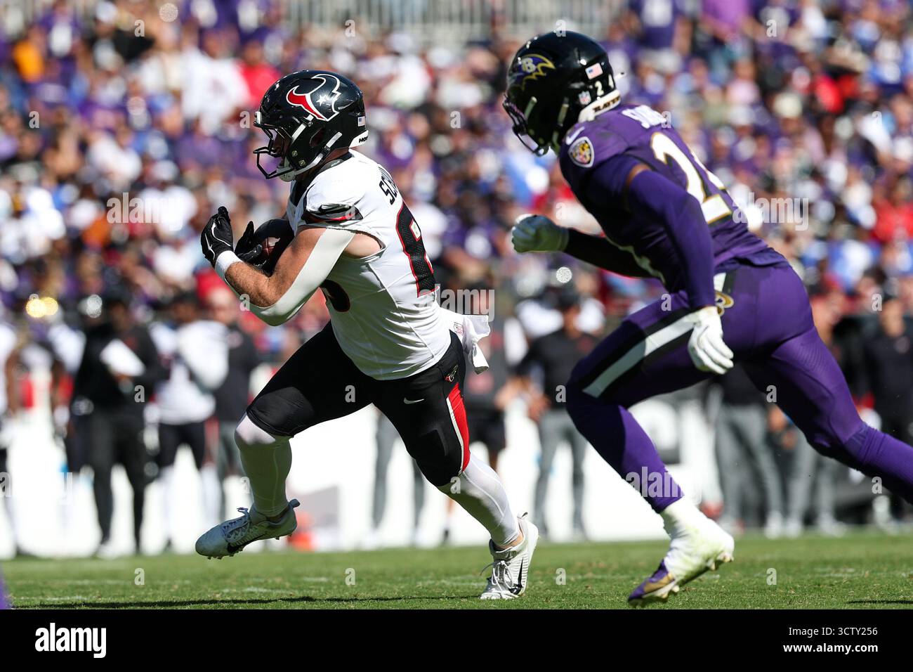Houston Texans tight end Dalton Schultz runs with the ball after ...