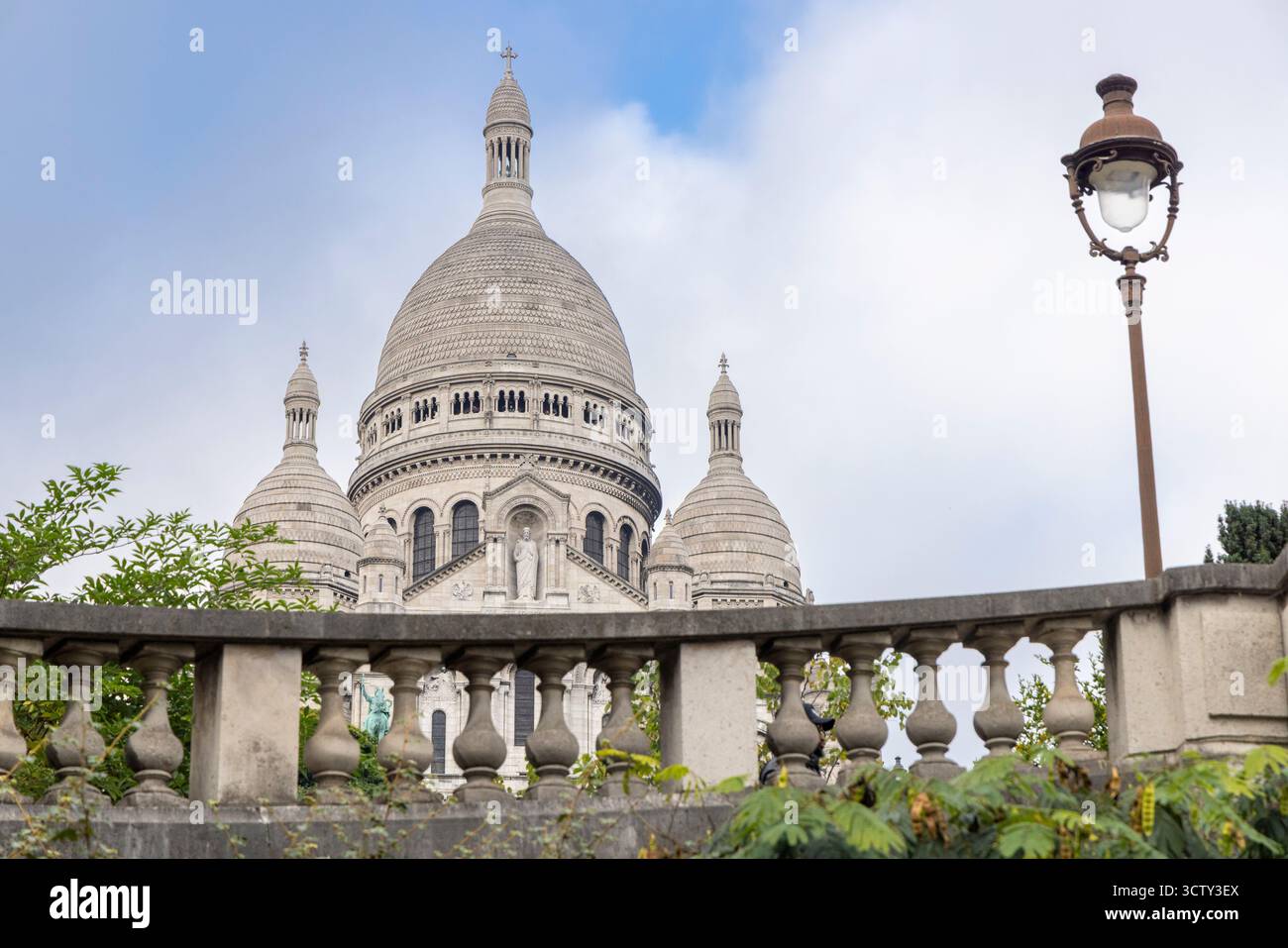 france-paris-sacre-coeur-basilica-at-montmartre-romano-byzantine