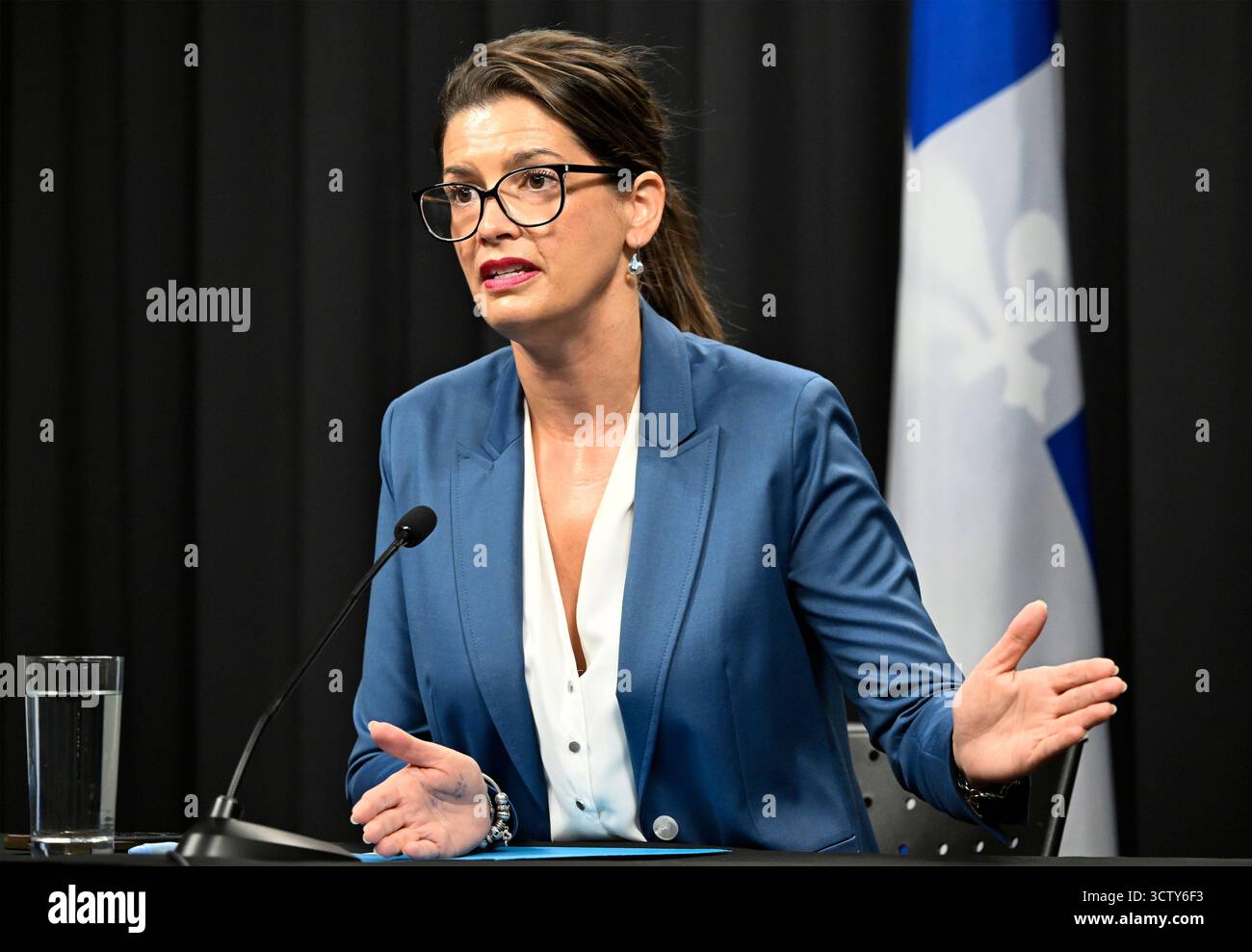 La ministre Geneviève Guilbault en conférence de presse à Québec le 8 ...