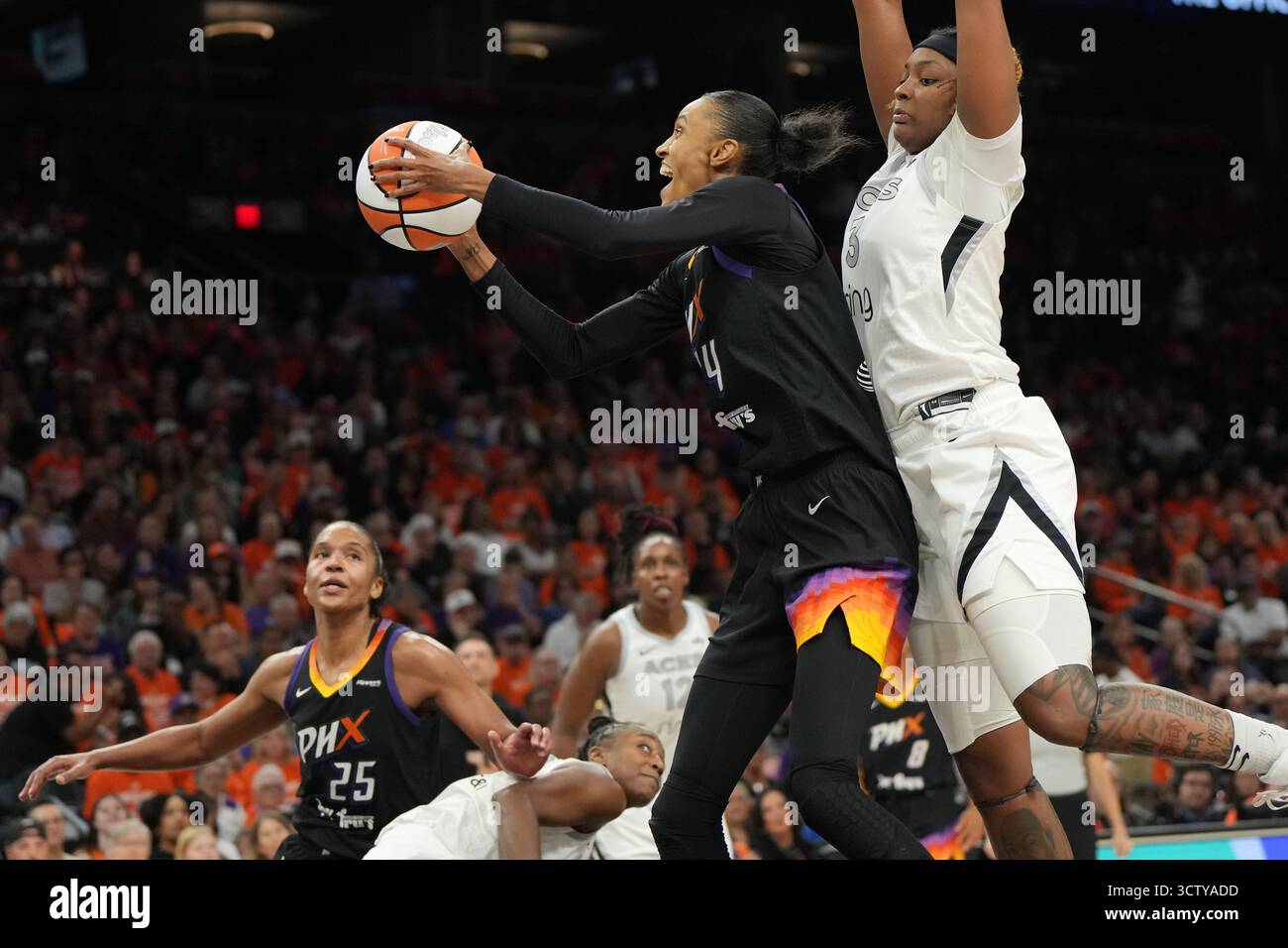 Phoenix Mercury forward DeWanna Bonner (14) crives past Las Vegas Aces ...