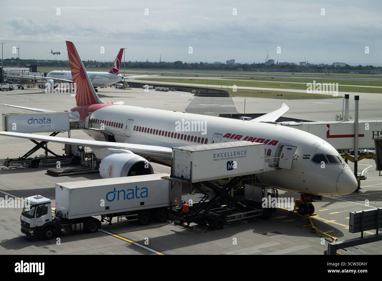 Jet airliners operating from major UK airports, including Heathrow ...