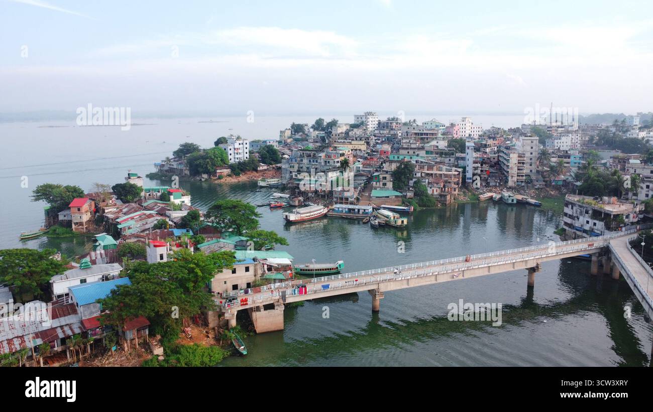 Qiz kochada kiyimlarini yechdi