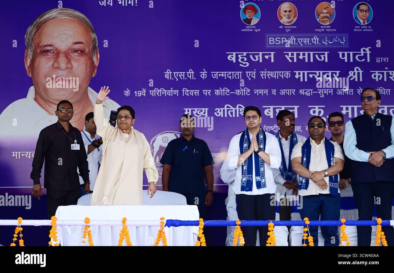 lucknow-india-october-9-bsp-supremo-mayawati-waves-alongside-her