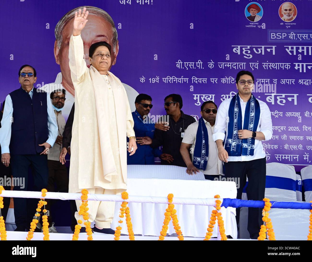 lucknow-india-october-9-bsp-supremo-mayawati-waves-alongside-her