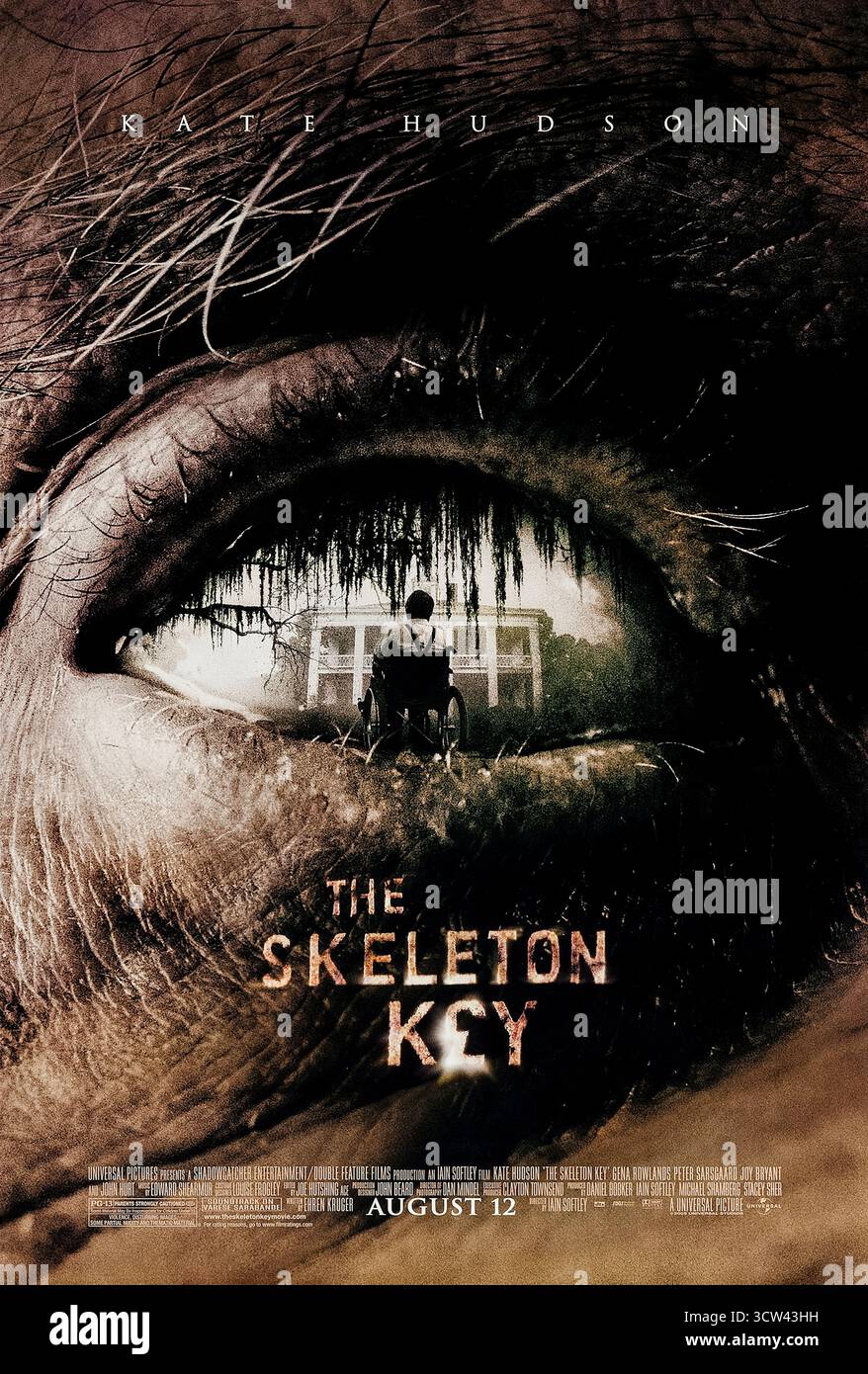 The Skeleton Key (2005) directed by Iain Softley and starring Kate Hudson, Gena Rowlands and John Hurt. A hospice nurse in rural Louisiana discovers dark secrets and hoodoo rituals in a haunted plantation house. Photograph of an original 2005 US one sheet poster EDITORIAL USE ONLY. Credit: BFA / Universal Pictures Stock Photo