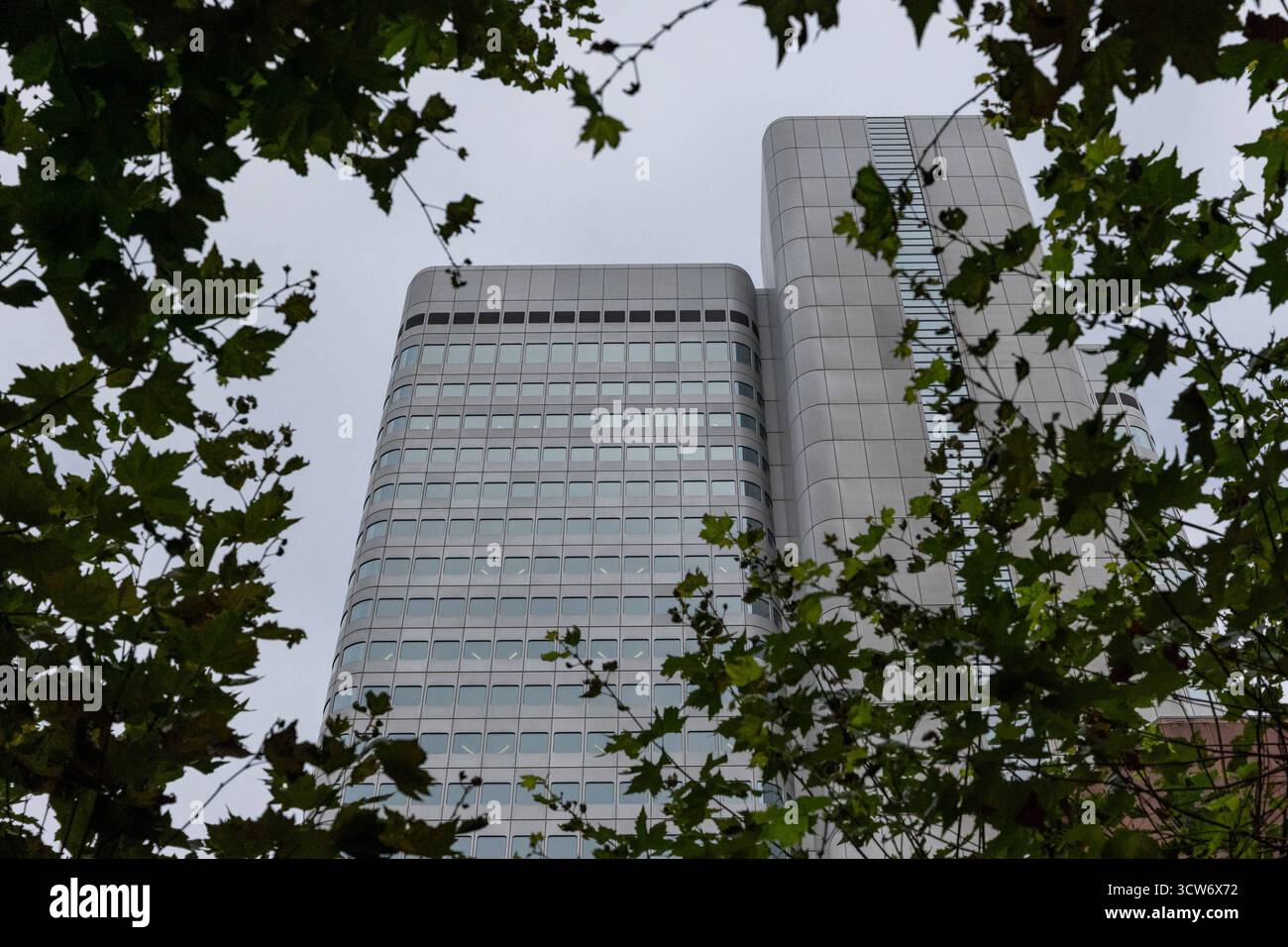 Left Bank High Rise Bankenarchitektur hi-res stock photography and images - Alamy