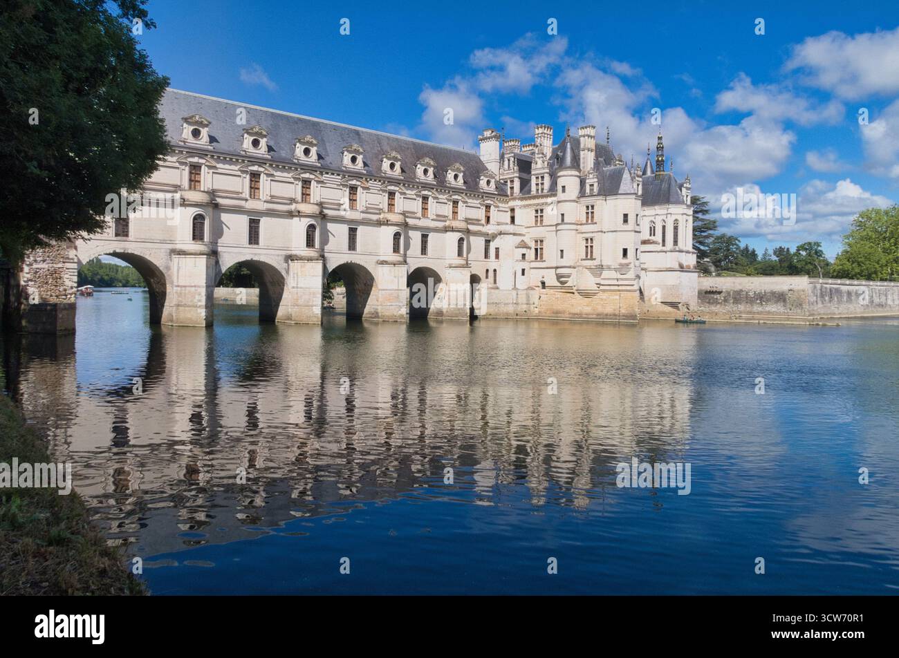 chenonceau-castle-over-the-river-cher-iconic-ch-teau-de-chenonceau
