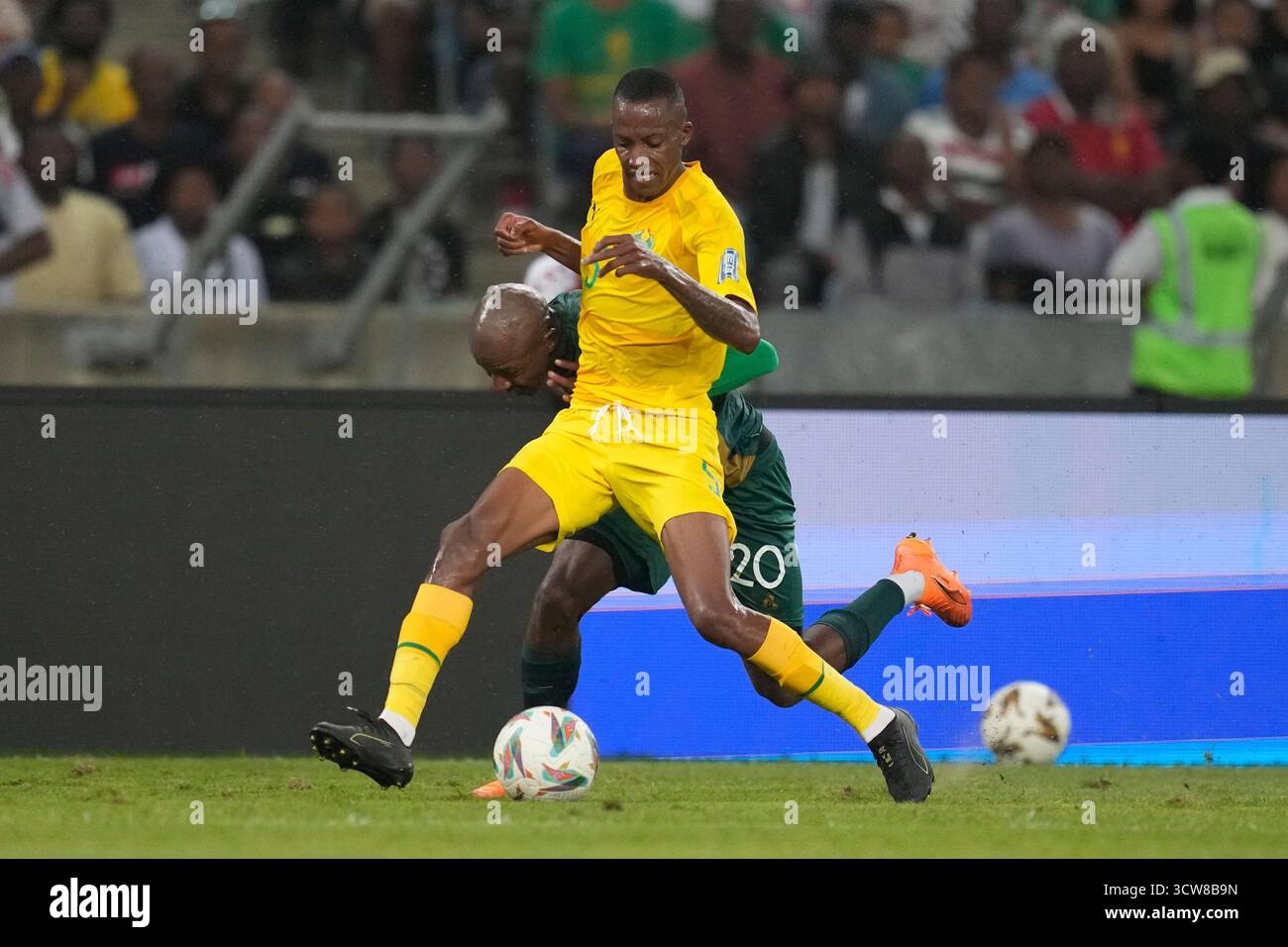 zimbabwe-s-divine-lunga-right-challenges-for-the-ball-with-south
