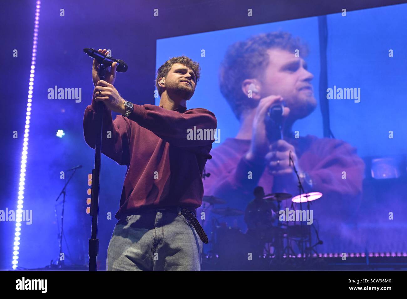 Hollywood, USA. 08th Oct, 2025. Alex Warren performs in concert, during ...