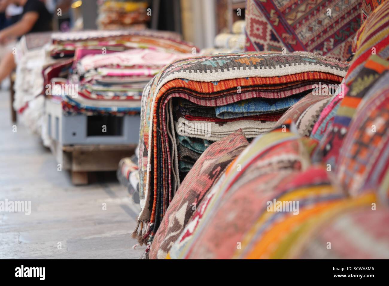 Market Rug Outdoor market stall displays hi-res stock photography and images - Alamy