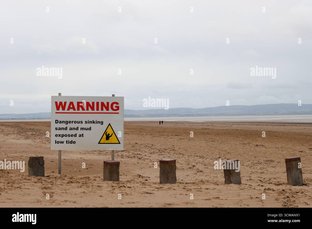 Sinking Sign Sinking sand and mud warning sign on beach Stock Photo - Alamy