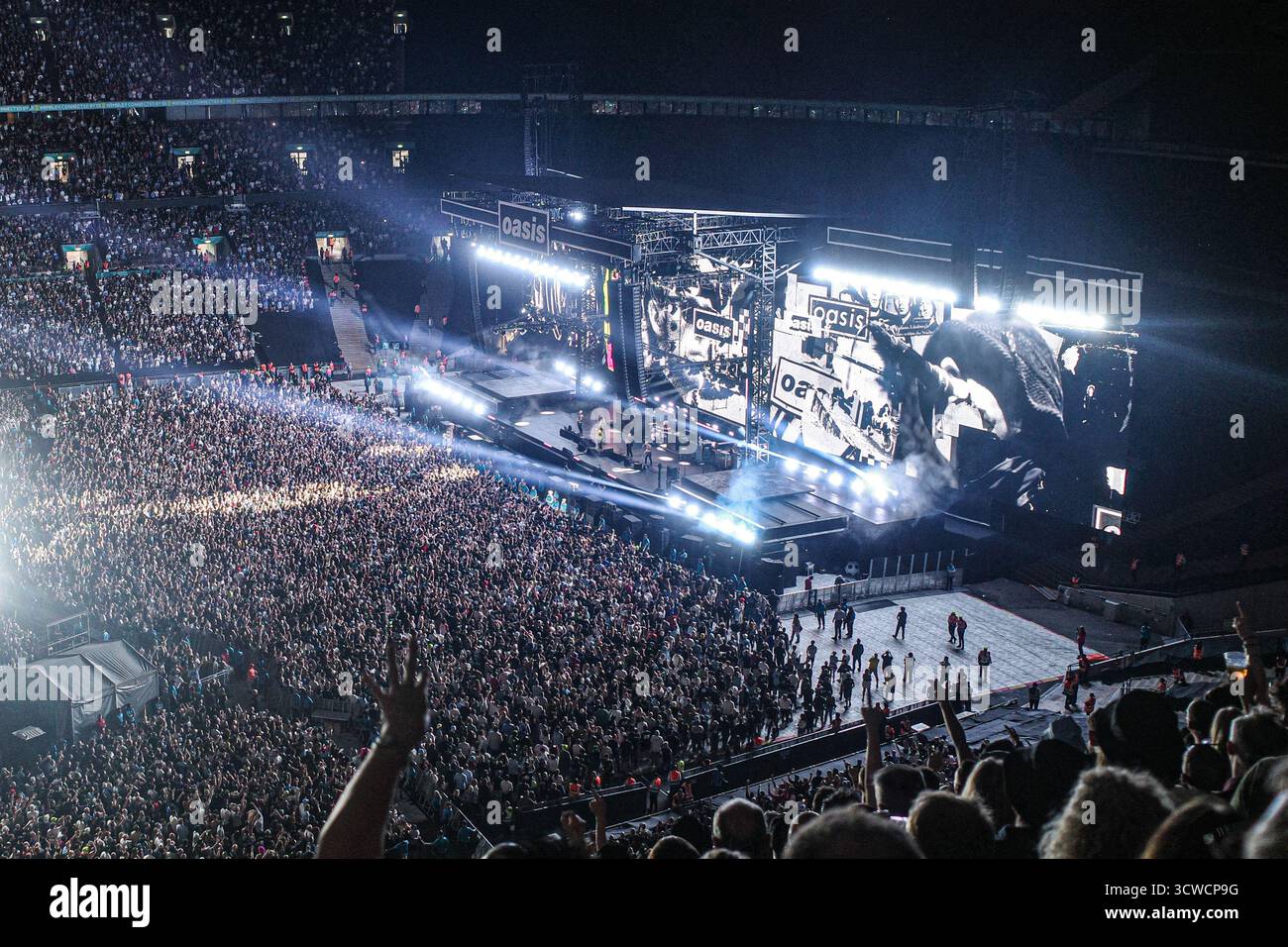 Oasis tour live 25 hi-res stock photography and images - Alamy