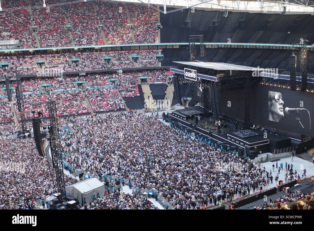 Oasis tour live 25 hi-res stock photography and images - Alamy