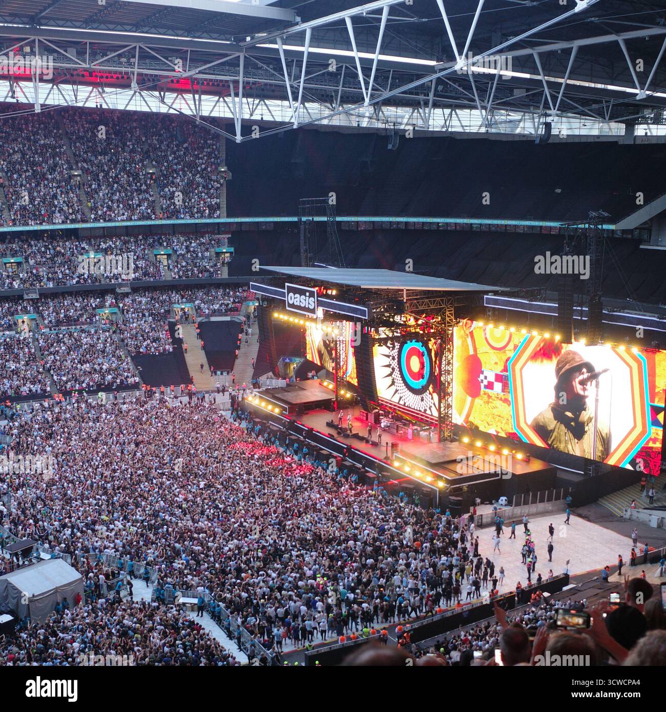 Oasis tour live 25 hi-res stock photography and images - Alamy