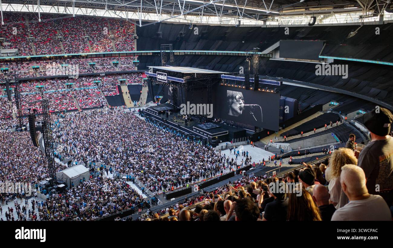 Oasis tour live 25 hi-res stock photography and images - Alamy