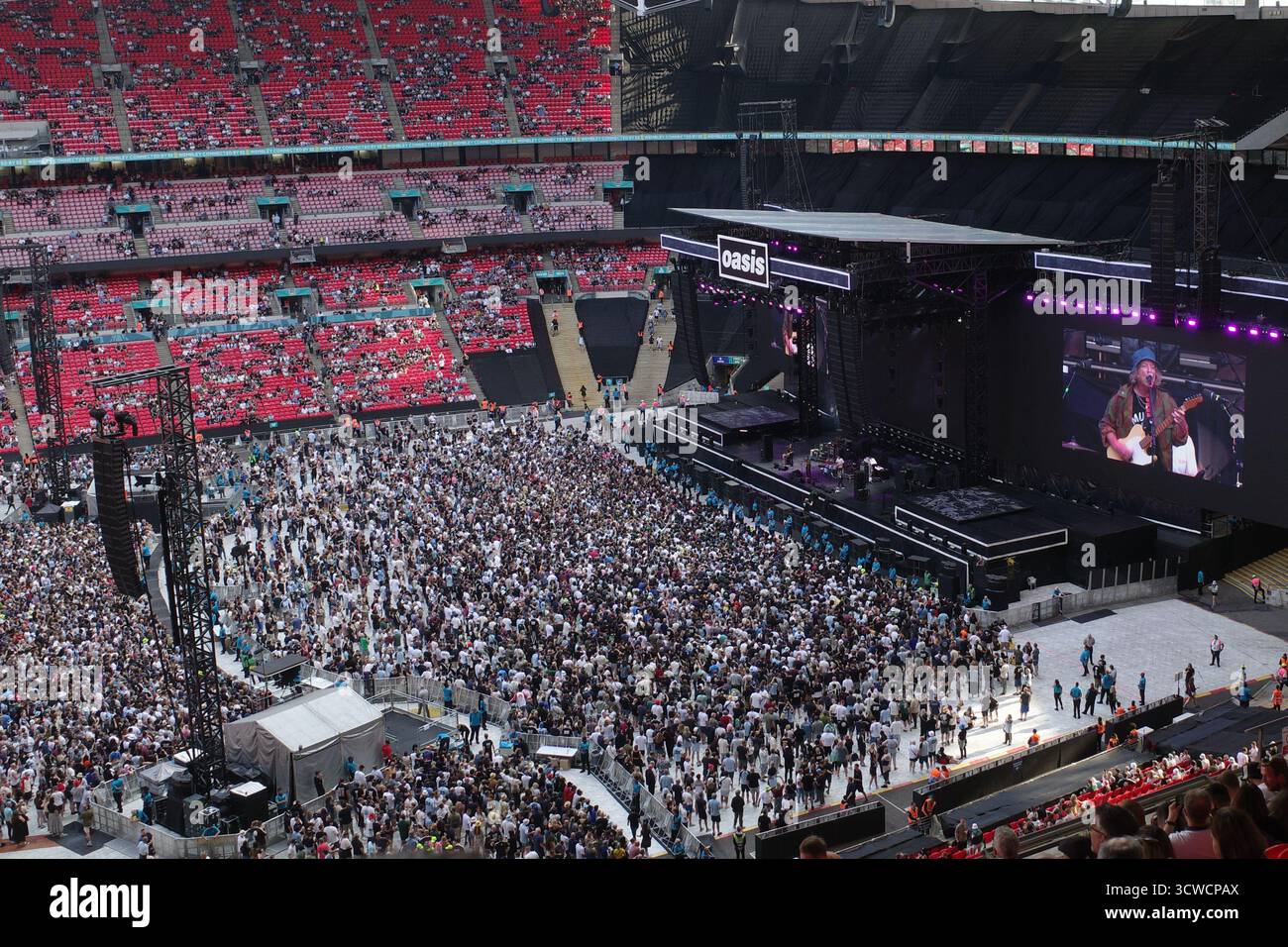 Oasis tour live 25 hi-res stock photography and images - Alamy