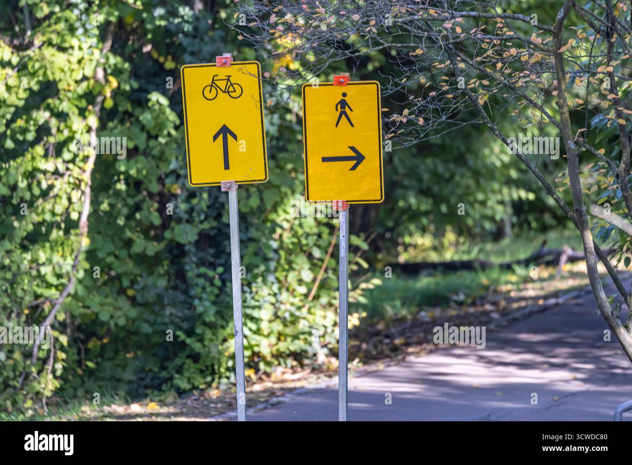 umleitung-f-r-radfahrer-und-fu-g-nger-verkehrsschilder-an-einem-radweg