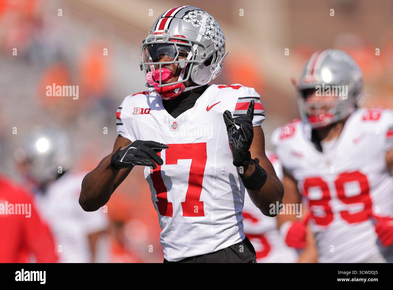 Ohio State wide receiver Carnell Tate (17) warms-up prior to an NCAA ...